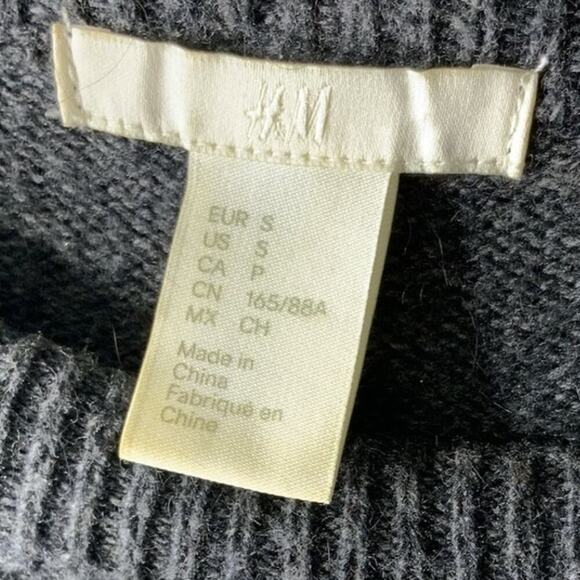 H&M Penguin Graphic  Sequin Sweater Womens Size Small Crew Neck Long Sleeve Gray - Picture 7 of 8